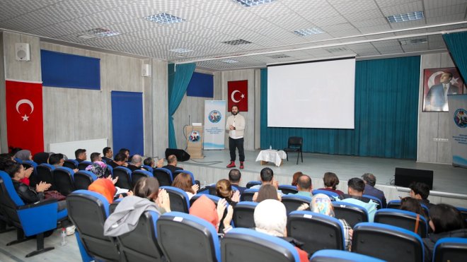 Yazar Uğur Batı, Hakkari'de eğitimcilerle söyleşi yaptı