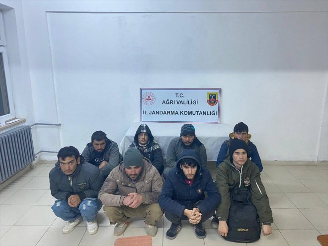 düzensiz yakalandı 8 göçmen Ağrı