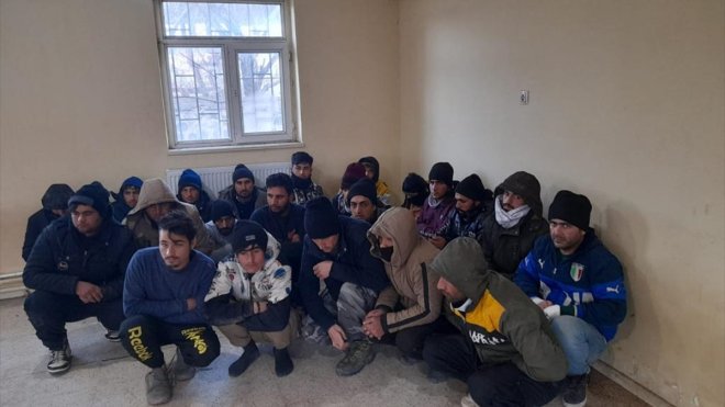 Ağrı'da metruk binada 48 düzensiz göçmen yakalandı