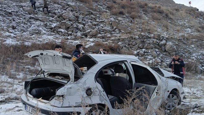 Ağrı'da şarampole devrilen otomobildeki 3 kişi yaralandı