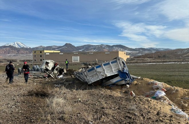 kamyonun şarampole sürücü öldü Ağrı