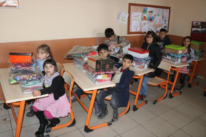 - köy öğrenciler öğretmen hediyelerle Ağrı