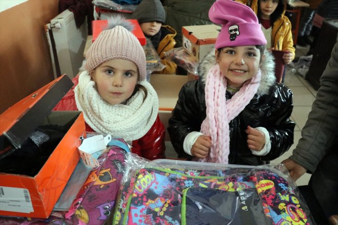 hediyelerle köy öğretmen - öğrenciler donattı ve İstanbul