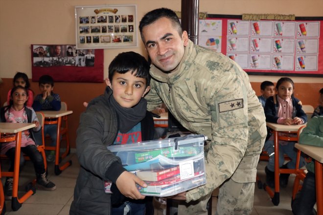 ve köy hediyelerle okulunu öğretmen İstanbul