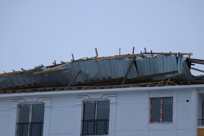 fırtına binanın çatısında yol hasara AĞRI Kuvvetli bir - açtı 2