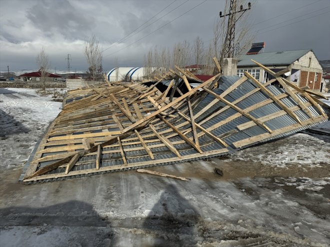 Ağrı'da kuvvetli fırtına trafo binasının çatısını uçurdu