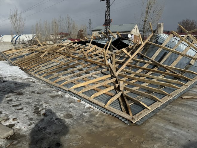 trafo AĞRI binasının fırtına çatısını Kuvvetli uçurdu - 2