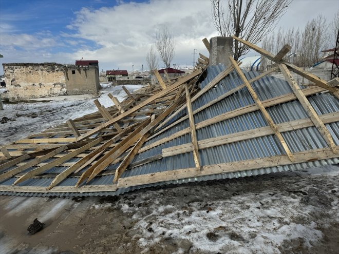 binasının uçurdu fırtına - Kuvvetli çatısını AĞRI trafo 3