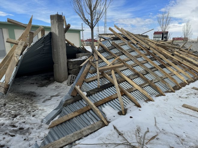 binasının - AĞRI Kuvvetli trafo çatısını fırtına uçurdu 4