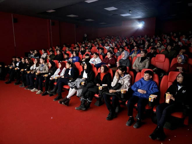 Ağrı'da öğrenciler 'Aybüke: Öğretmen Oldum Ben' filmini izledi