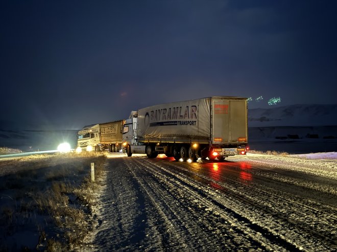 Ağrı ve Kars'ta ulaşıma kar ve tipi engeli