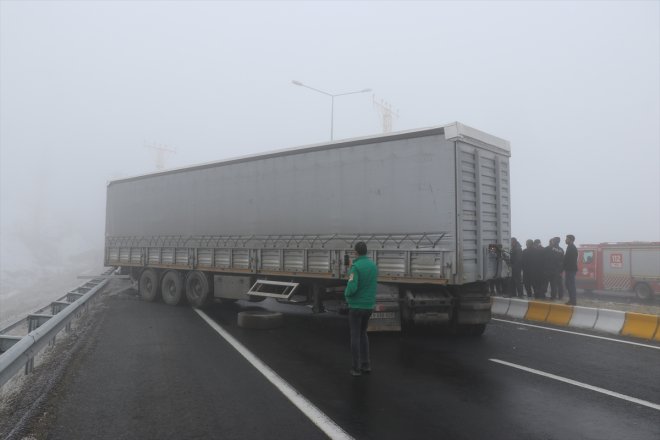 - kapalı saat kazası Ağrı-Van yolu kara AĞRI trafik Zincirleme ulaşıma kaldı 1 nedeniyle 2