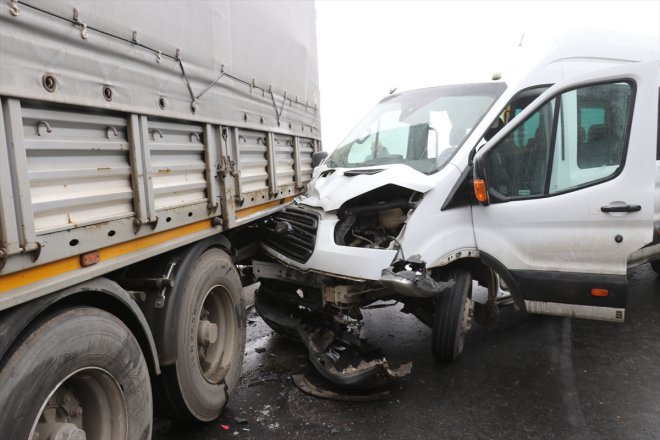 - yolu kapalı kara ulaşıma nedeniyle kaldı Ağrı-Van kazası Zincirleme 1 AĞRI trafik saat 4