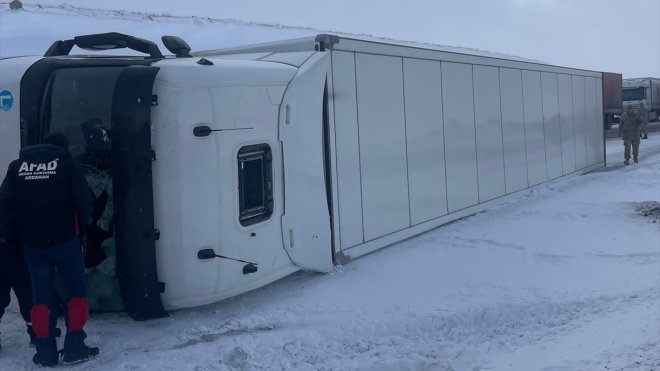 Ardahan'da devrilen tır, ulaşımı aksattı