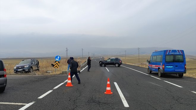 Ardahan'da iki otomobilin çarpışması sonucu 4 kişi yaralandı