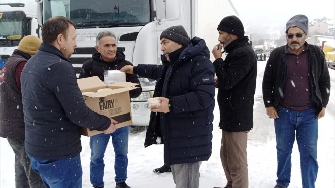 Ardahan'da kar nedeniyle araçlarıyla yolda kalanlara çorba ikram edildi