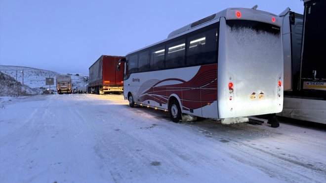 Ardahan'da zincirleme tır kazası ulaşımı aksattı