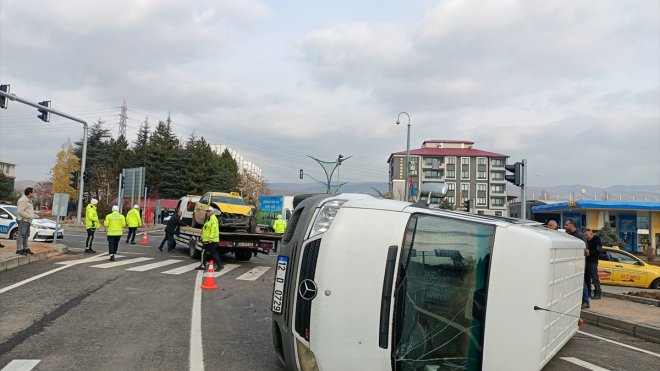 Bingöl'de taksi ile minibüsün çarpışması sonucu 3 kişi yaralandı