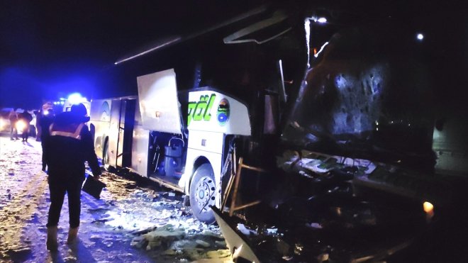Bingöl'de yolcu otobüsü ile tırın çarpıştığı kazada 8 kişi yaralandı