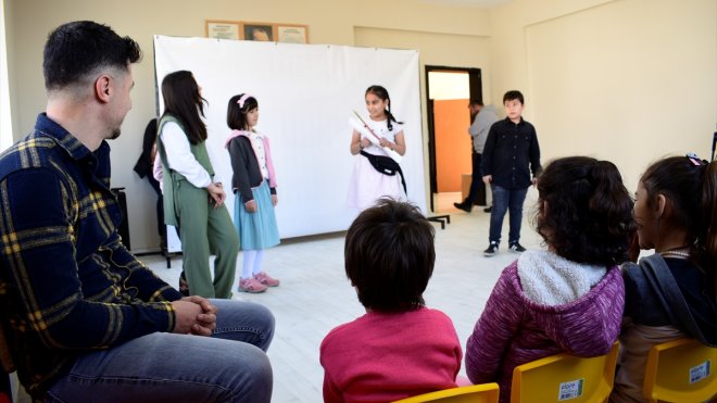 Bitlis Belediyesi Tiyatro Topluluğu, köy okulundaki çocukları tiyatroyla buluşturdu