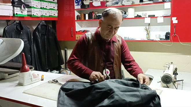 Çocukluğunda başladığı dericilik mesleğini 40 yıldır sürdürüyor