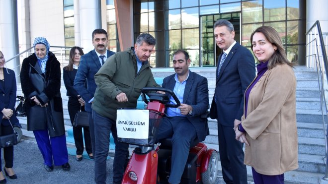 Bitlis'te ihtiyaç sahibi üç engelliye akülü araç verildi