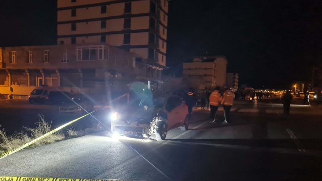 Bitlis'te otomobilin çarptığı genç hayatını kaybetti
