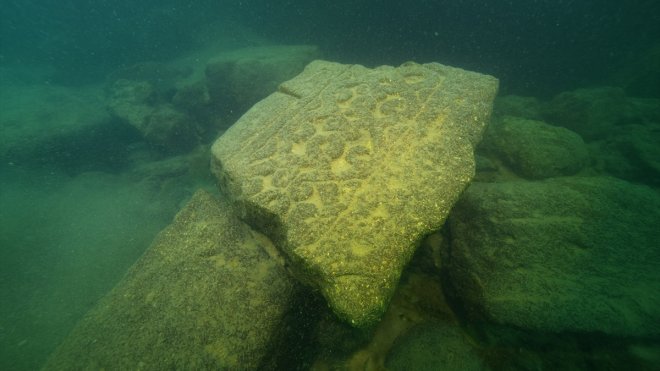 Van Gölü'ndeki kale kalıntısı su altından görüntülendi