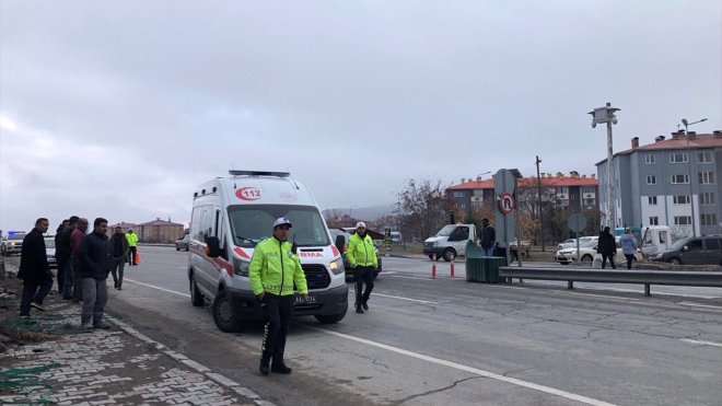 Bitlis'te yolun karşısına geçmeye çalışırken otomobilin çarptığı kadın yaralandı