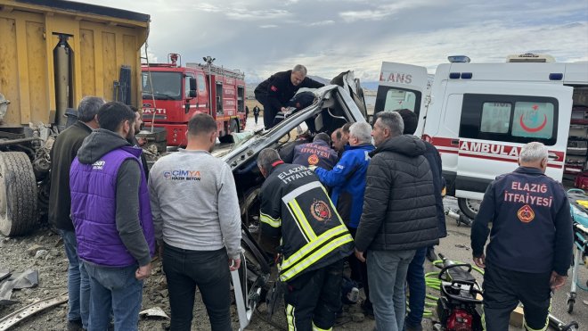 Elazığ'da 2 kamyonun çarpıştığı kazada sürücüler ağır yaralandı