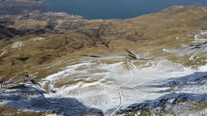 Elazığ'da göl manzaralı kayak merkezi yeni sezon için gün sayıyor
