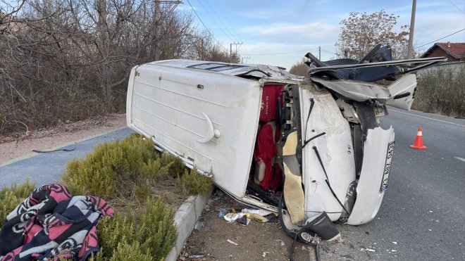 Elazığ'da hafif ticari araç ile panelvanın çarpışması sonucu 5 kişi yaralandı