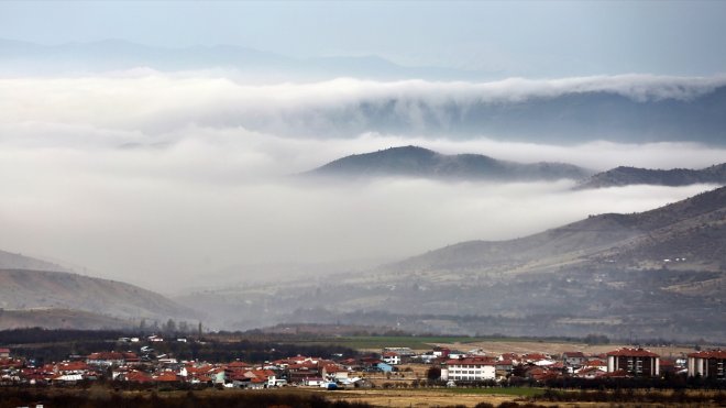 Elazığ'ın Baskil ilçesi sis bulutuyla kaplandı