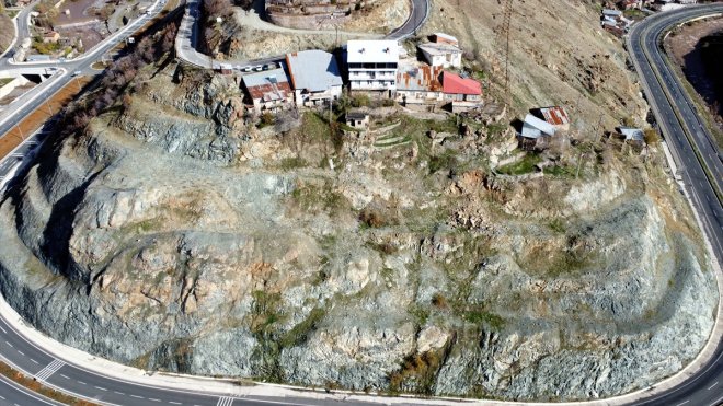 ELAZIĞ - Tutkunu oldukları otomobiller için evlerinin terasını garaja dönüştürdüler1