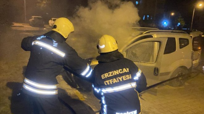 Erzincan'da park halindeki hafif ticari araç yandı
