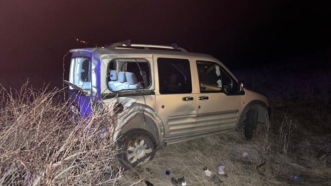 Erzincan'da yoldan çıkan kamyonetin camından düşen kadın hayatını kaybetti