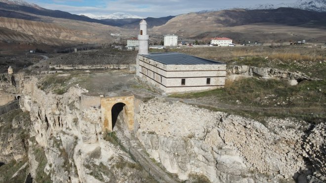 Kazılarda tespit edilen 800 yıllık cami ibadete açılıyor