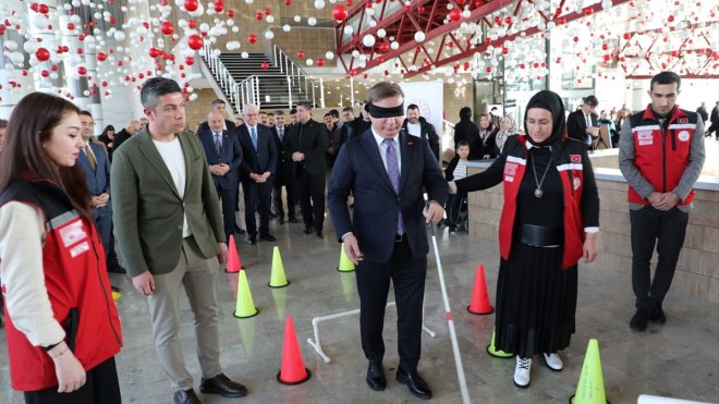 Erzincan Valisi Hamza Aydoğdu, görme engellilerin yaşantısını deneyimledi