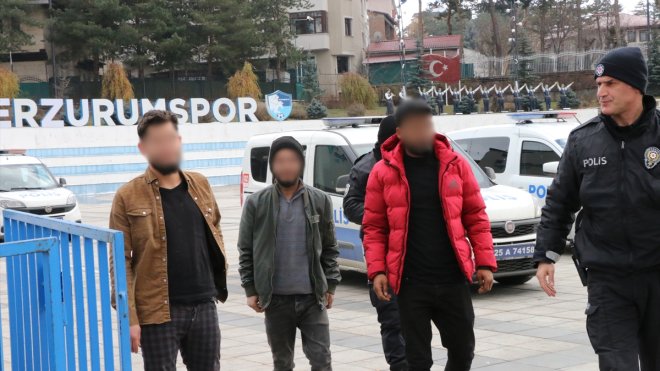 Erzurum'da 25 göçmen, Mobil Göç Noktası aracıyla denetlendi