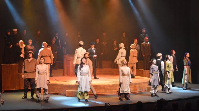 Erzurum'da 'Cumhuriyete Doğru' tiyatro oyunu sahnelendi