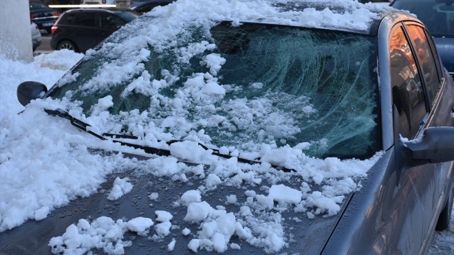 Erzurum'da çatıdan düşen kar kütleleri bir araca hasar verdi