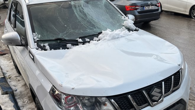 Erzurum'da çatıdan düşen kar kütleleri bir otomobilde hasara yol açtı