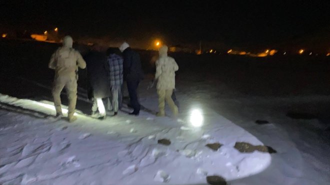 Erzurum'da kaybolan çocuk jandarmanın dron destekli taramasıyla karlı arazide bulundu