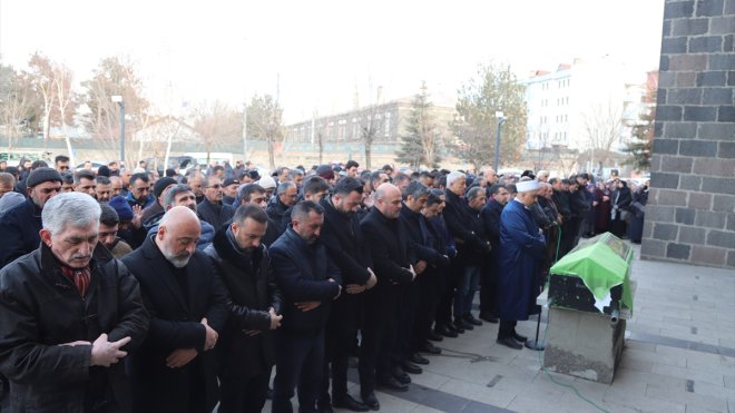Erzurum'da şarampole devrilen otomobilde hayatını kaybeden katip toprağa verildi
