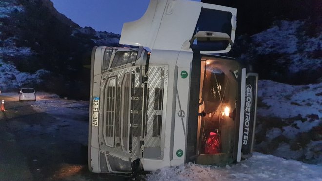 ERZURUM - Devrilen tırın sürücüsü yaralandı1