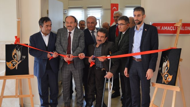 Erzurum'da engelliler devlet desteğiyle süs eşyası üretimi ve robotik kodlama öğreniyor