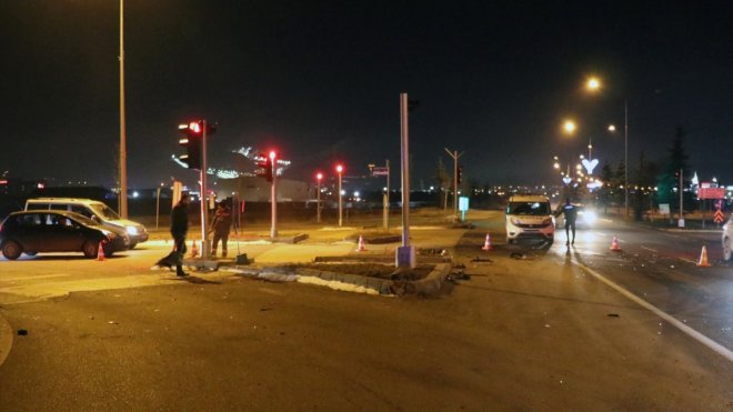 ERZURUM - İki aracın çarpışması sonucu 4 kişi yaralandı1
