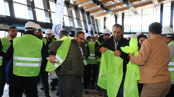 İnşaat mühendisleri baretli ve yelekli etkinlikle deprem ve kaçak yapıya dikkati çekti