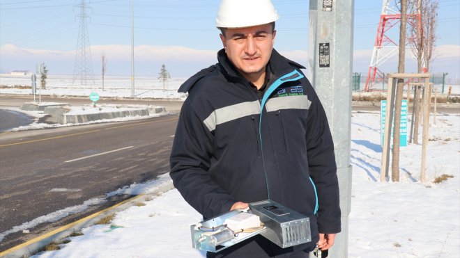 ERZURUM - Ödüllü cihaz YUVA ile arızalar için aydınlatma direğine çıkmaya gerek kalmayacak1