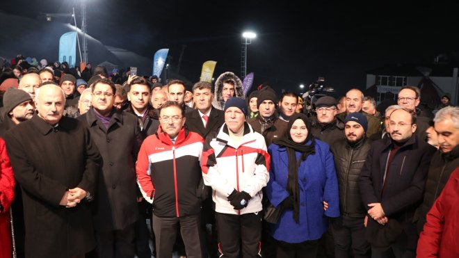 Palandöken Kayak Merkezi'nde sezon nefes kesen gösterilerle açıldı